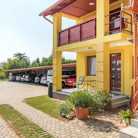 Nemes Apartmanhaz *
